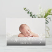 Eenvoudige Script A Special Delivery  Baby Foto Ge Aankondiging (Staand voorkant)