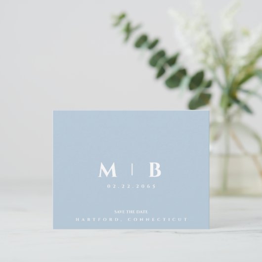 Eenvoudige Sky Blue Monogram Bruiloft Save the Dat Briefkaart (Staand voorkant)
