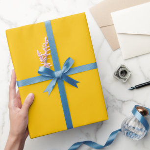 Eenvoudige stralende goudsbloem goudkleurige schak cadeaupapier
