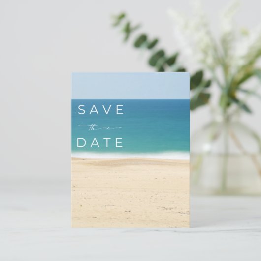 Eenvoudige Strand Kustbruiloft Budget Save the Dat Aankondigingskaart (Staand voorkant)