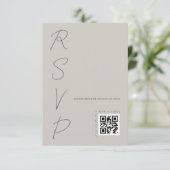 Eenvoudige Warm Grijs Wedding QR-code RSVP Kaartje (Staand voorkant)