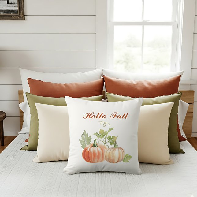 Eenvoudige Waterverf Moderne Herfst Accent Kussen (“Hello Fall” pillow with watercolor pumpkins decorates a bright autumn-inspired sofa.)