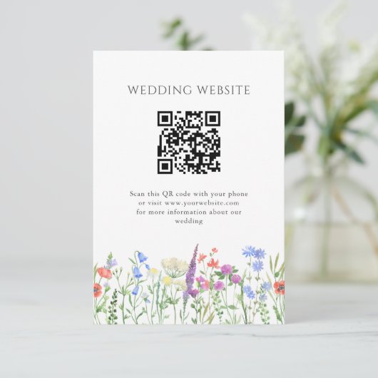 Eenvoudige Wildflower QR Code Wedding Informatiekaartje (Staand voorkant)