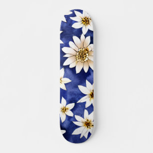 Eenvoudige Witte Bloemen op Blauwe Achtergrond Wat Skateboard