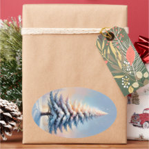 Eenvoudige witte kerstpijnboom op een zonnige dag