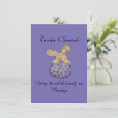 EENVOUDIGER BRUNCH BUNNY OP EGG-INVITATIE KAART (Staand voorkant)