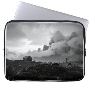 eenzaam huis met nevelige bergen laptop sleeve