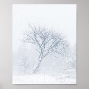 Eenzame boom tijdens sneeuwstorm in de winter poster