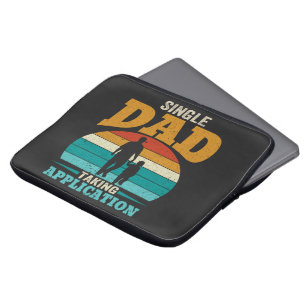 Eenzame vader neemt sollicitatie laptop sleeve
