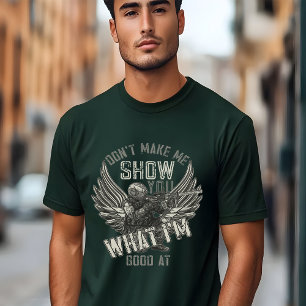 Eerbetoon aan moed en kracht: soldaat met wapens t-shirt