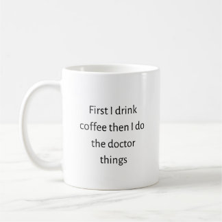 Eerst drink ik koffie, dan doe ik de dokter dingen koffiemok