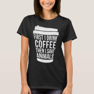 Eerst drink ik koffie en dan red ik het dier t-shirt