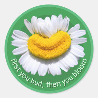 "eerst ontluik je, dan bloei je" Kamille Glimlacht Ronde Sticker