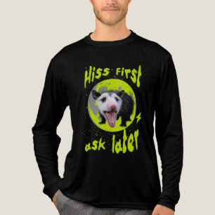 Eerst Sissen Dan Vragen Funny Opossum Humor  Tri-Blend Shirt