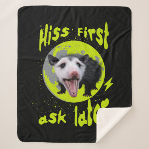 Eerst Sissen, Later Vragen Funny Opossum Humor Sherpa Deken