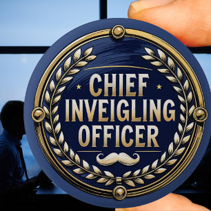 Eerste Bedrieglijke Officier Grappige Woordspeling Ronde Button 5,7 Cm