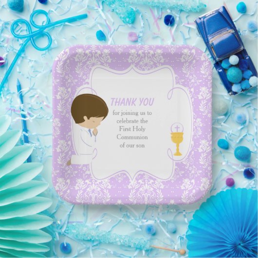 Eerste Communie Brunette Boy Paarse Damask Papieren Bordje (Feest)