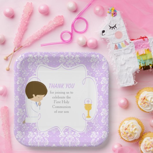 Eerste Communie Brunette Boy Paarse Damask Papieren Bordje (Feest)