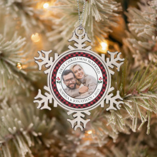 Eerste kerst als getrouwd paar Rustic Rode Geruite Tin Sneeuwvlok Ornament