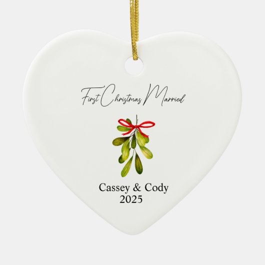 Eerste kerst Getrouwd 2025, met naam en datum Keramisch Ornament (Voorkant)
