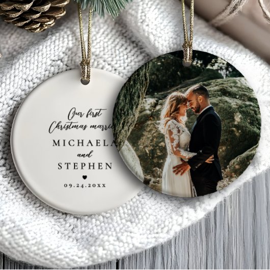 Eerste kerst getrouwd met moderne minimalistische keramisch ornament