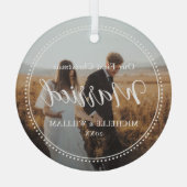 Eerste kerst getrouwde script overlay foto glas ornament (Achterkant)