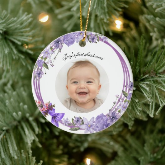 Eerste kerst in baby – Paarse bloemenkrans Keramisch Ornament (Boom)