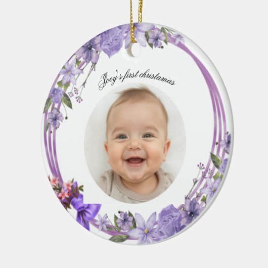 Eerste kerst in baby – Paarse bloemenkrans Keramisch Ornament (Links)