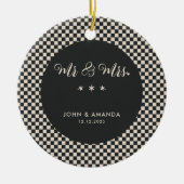 Eerste kerst Pas getrouwd Retro meneer en mevrouw Keramisch Ornament (Voorkant)