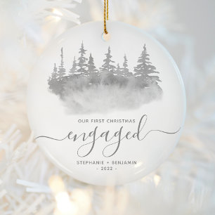 Eerste kerst verloofd bosbomen grijs script keramisch ornament