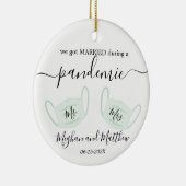 Eerste kerstbruiloft pandemische quarantainemachin keramisch ornament (Rechts)