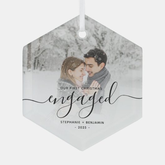 Eerste kerstcadeautje Aangepaste foto Zwart script Glas Ornament (Voorkant)