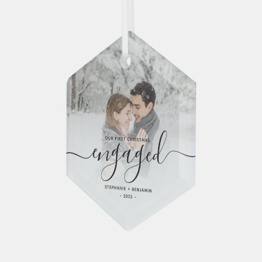 Eerste kerstcadeautje Aangepaste foto Zwart script Glas Ornament (Voorkant links)