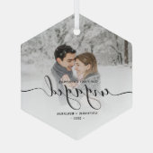Eerste kerstcadeautje Aangepaste foto Zwart script Glas Ornament (Achterkant)
