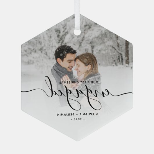 Eerste kerstcadeautje Aangepaste foto Zwart script Glas Ornament (Achterkant)