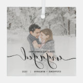 Eerste kerstcadeautje Aangepaste foto Zwart script Glas Ornament (Achterkant)