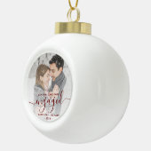 Eerste kerstcadeautje Foto Burgundy Script Keramische Bal Ornament (Rechts)