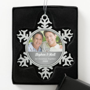 Eerste kerstfoto MR en MR Silver Damask Tin Sneeuwvlok Ornament