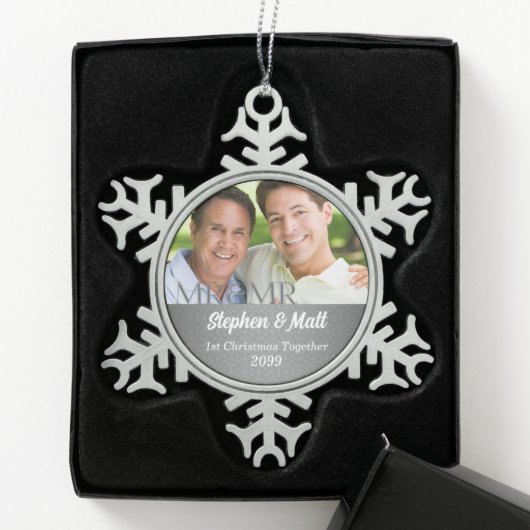 Eerste kerstfoto MR en MR Silver Damask Tin Sneeuwvlok Ornament (Kistje)