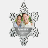 Eerste kerstfoto MR en MR Silver Damask Tin Sneeuwvlok Ornament (Rechts)