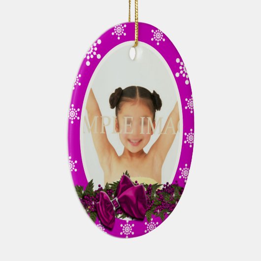 Eerste kerstfoto PERSONALIZE roze Keramisch Ornament (Rechts)