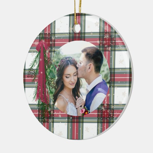 Eerste kerstfoto rood geplakt gepersonaliseerd keramisch ornament (Links)