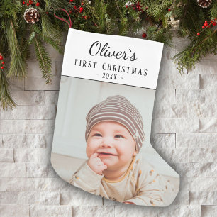 Eerste kerstfoto van baby kleine kerstsok