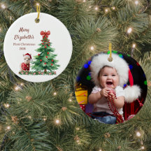 Eerste kerstfoto van de baby als kerstbal