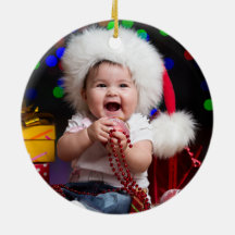 Eerste kerstfoto van de baby als kerstbal