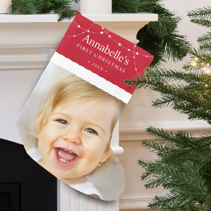 Eerste kerstfoto van de baby rood kleine kerstsok