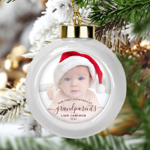 Eerste kerstfoto van grootouders in rode script keramische bal ornament