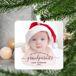 Eerste kerstfoto van grootouders in rode script metalen ornament