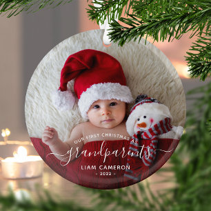 Eerste kerstfoto van grootouders met witte schrift glas ornament