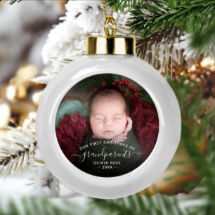 Eerste kerstfoto van grootouders met witte schrift keramische bal ornament